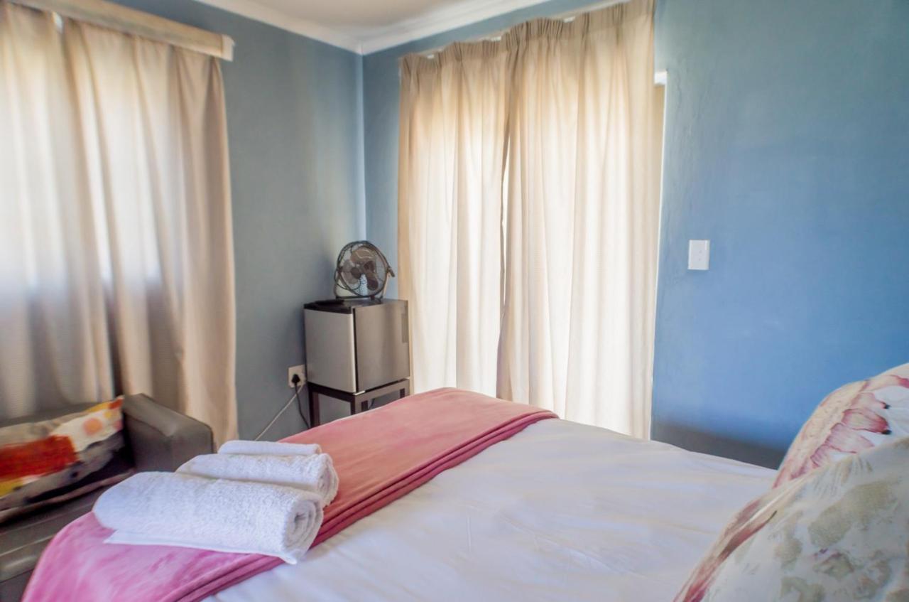 Seroloana Guest House Rustenburg Ngoại thất bức ảnh